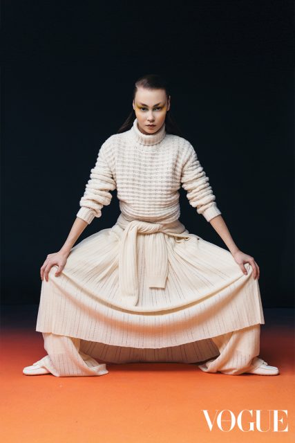 2023早春時尚趨勢:針織譜出美妙韻律感!以下幾款百褶裙為造型增添女人味