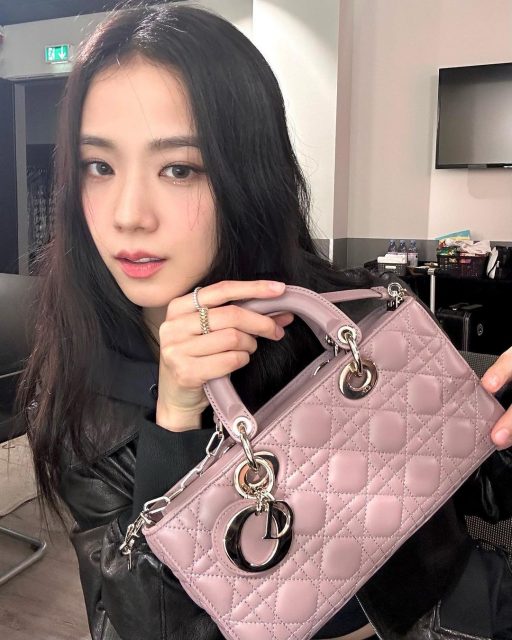 Dior 全新小碼 Lady D-Joy 手袋矚目登場!品牌大使 Jisoo 率先示範全新袋款,以小碼版本演繹經典簡約美學