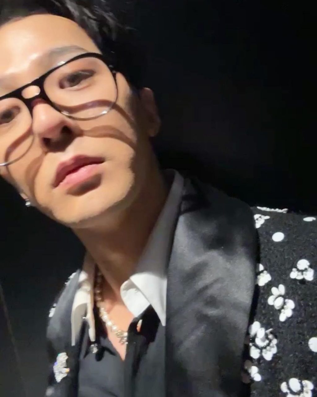 真正無法複製的時尚男人！ G-Dragon 權志龍 以 Chanel 西裝造型打破陽剛的穿搭界線！