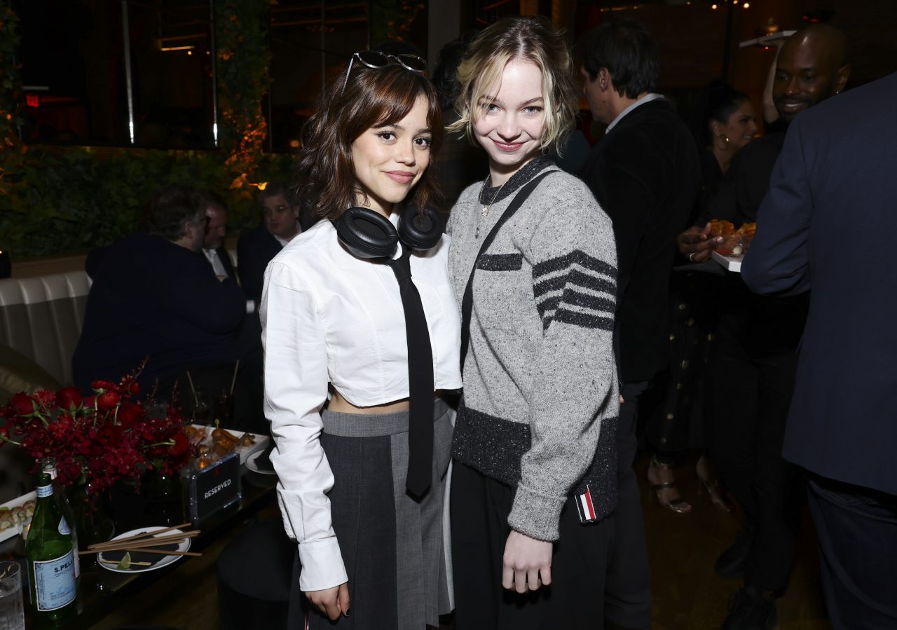 《Wednesday》Jenna Ortega 與 Emma Myers 一同換上 Thom Browne「學院風」造型，亮相金球獎前派對！