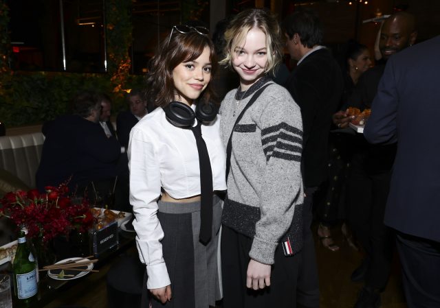 《Wednesday》Jenna Ortega 與 Emma Myers 一同換上 Thom Browne「學院風」造型,亮相金球獎前派對!