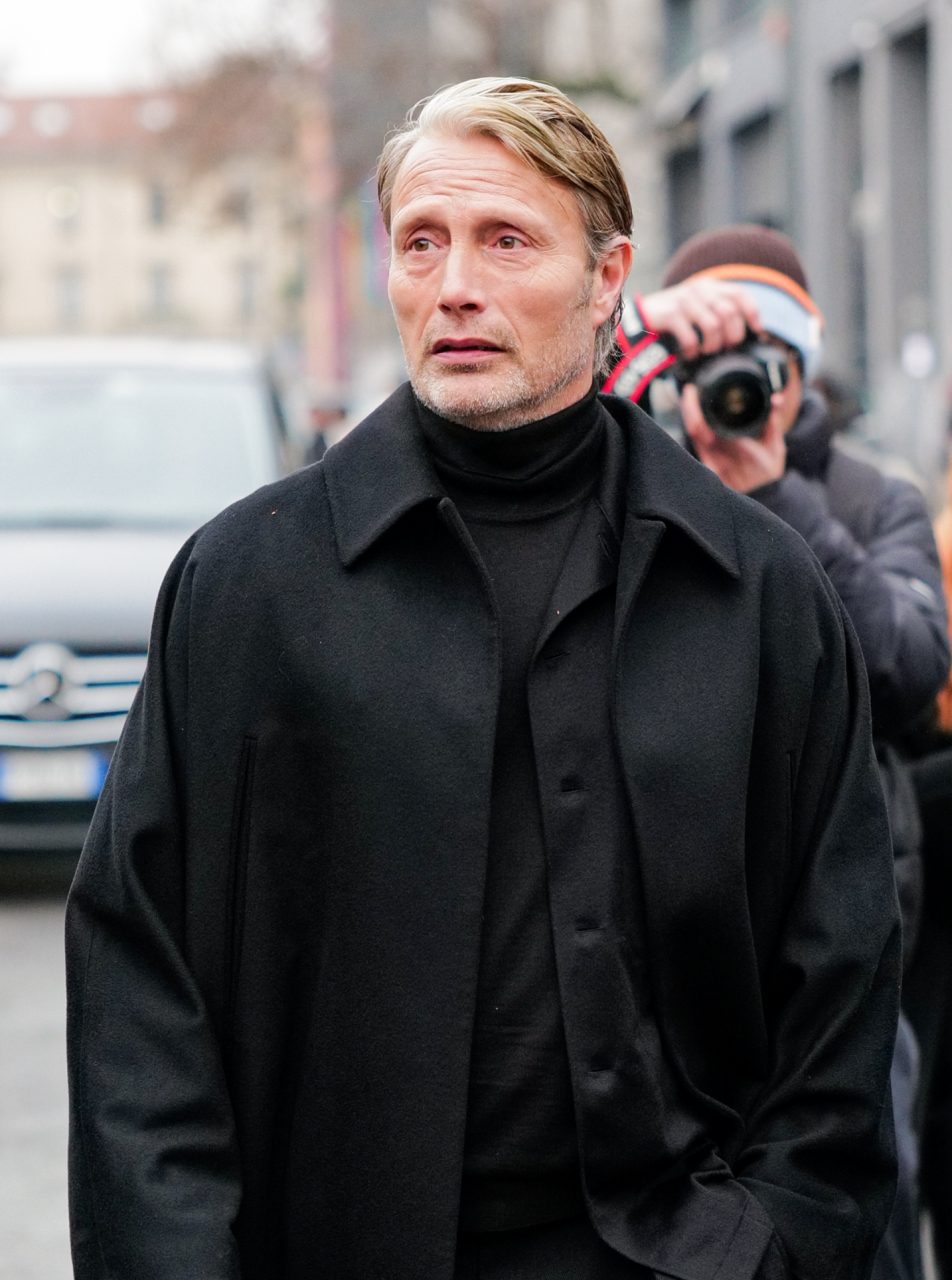 丹麥影帝 Mads Mikkelsen 驚喜亮相時裝週！型格時尚充滿氣勢 瞬間將街拍變成劇照