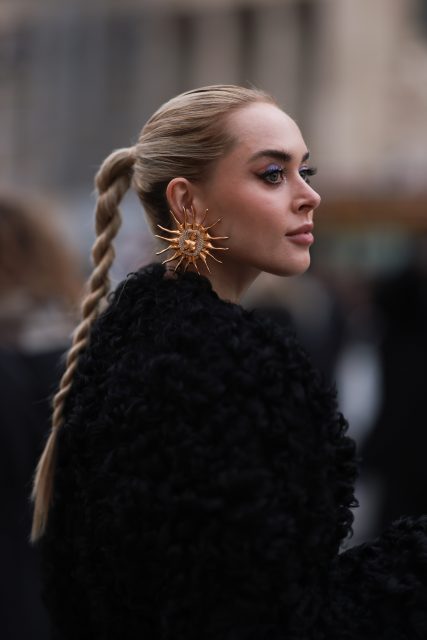 13張巴黎高訂時裝週街拍相片 看盡2023年辮子潮流!