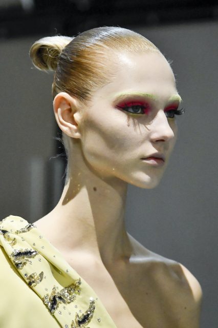 全方位解剖Jean Paul Gaultier By Haider Ackermann高訂時裝展的美容靈感:「藝伎」髮型配以文藝復興的妝容延伸