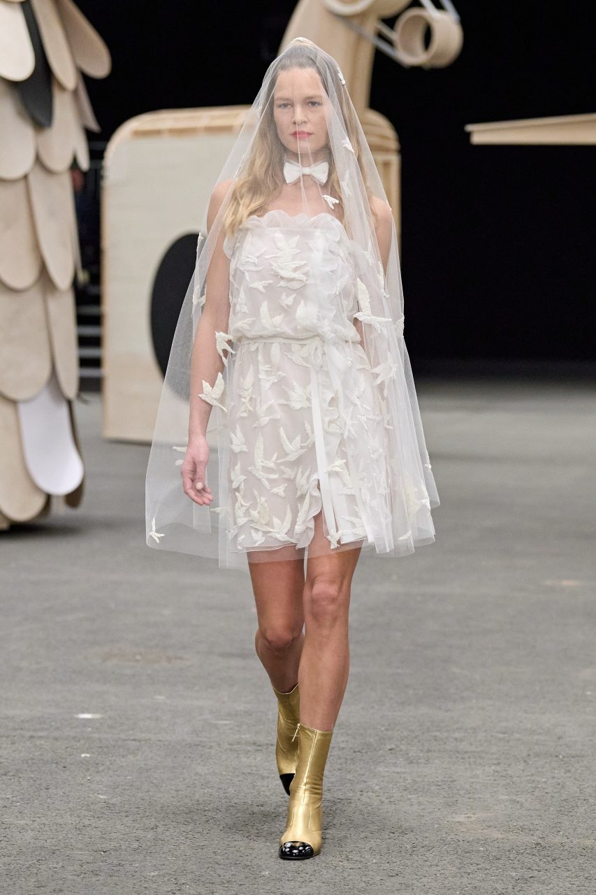 Chanel 演繹動物主題刺繡設計，喚起女性應有的自由自在魅力｜Haute Couture Spring/Summer 2023