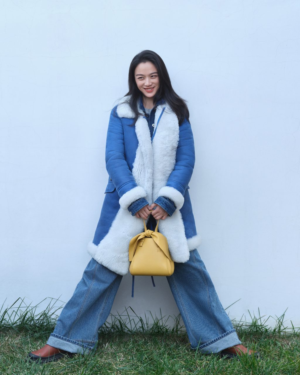 2023新春兔年時尚｜Loewe 全球品牌大使湯唯率先演繹最新節日系列，展現傳統繩結工藝