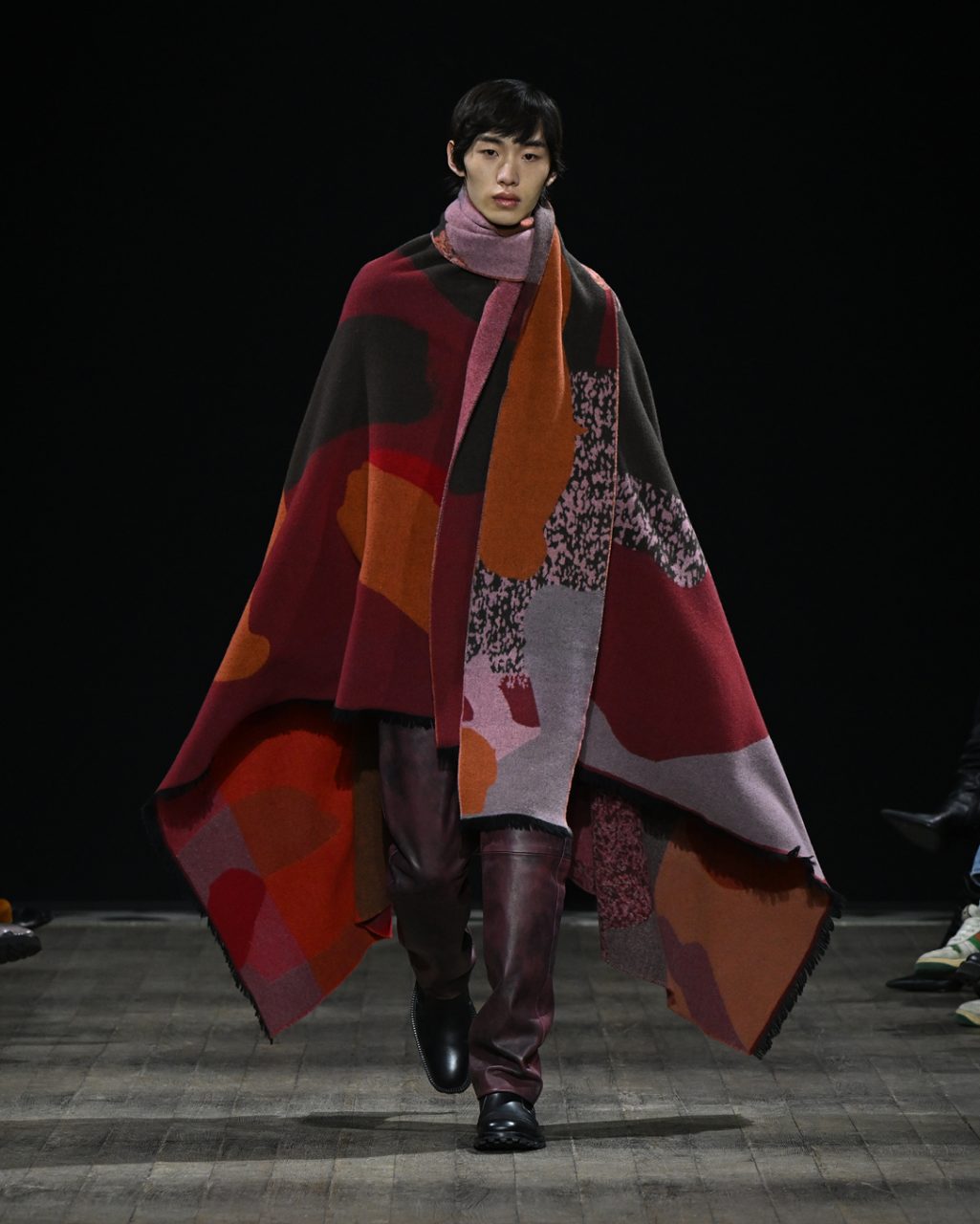 Paul Smith 與 Mulberry 驚喜聯乘，一文看清 4 個時裝展亮點｜Fall/Winter 2023 Menswear