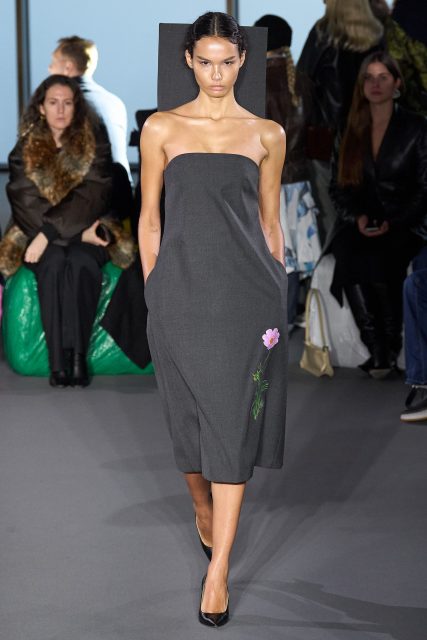 Christopher Kane 探索女性穿衣愉悅與感性魅力，人工智能AI生成的超現實印花圖案、皺褶裙撐設計成為亮點｜Fall/Winter 2023