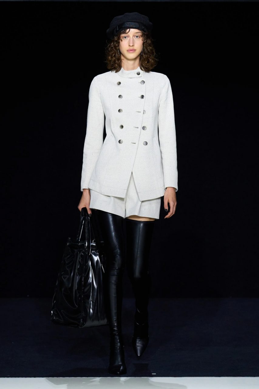 Emporio Armani 模特兒綻放燦爛微笑，戲謔「人生劇場」裡的詼諧｜Fall / Winter 2023