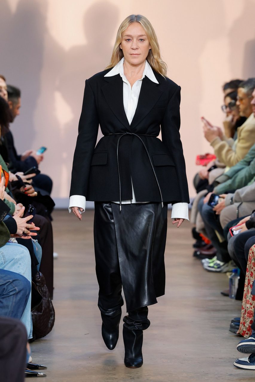 Chloe Sevigny為Proenza Schouler時裝騷揭幕，展現女性成熟魅力，見證品牌20年來時尚風格進化 ｜Fall / Winter 2023