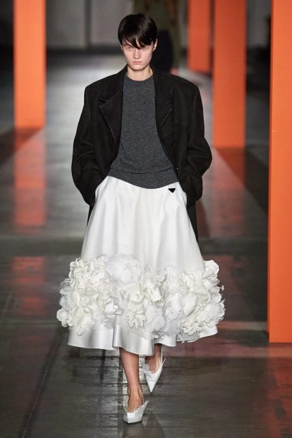 Prada 重新審視「美」,從生活場景裡的正裝製服出發,寫下服裝的新意義|Fall / Winter 2023