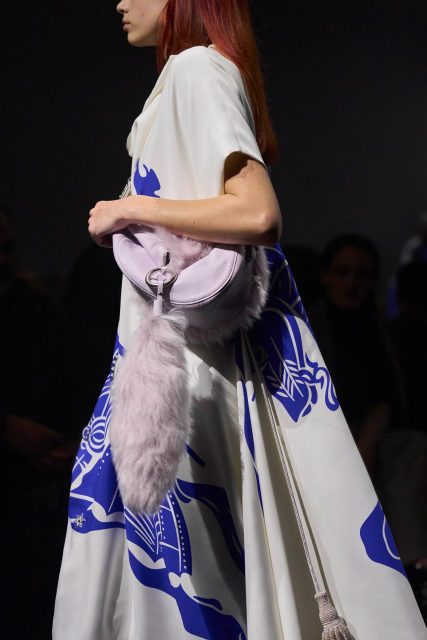 Burberry 讓 Y2K 風格手袋掛飾再次成為時尚焦點?趣緻尾巴外型令人心動⋯⋯