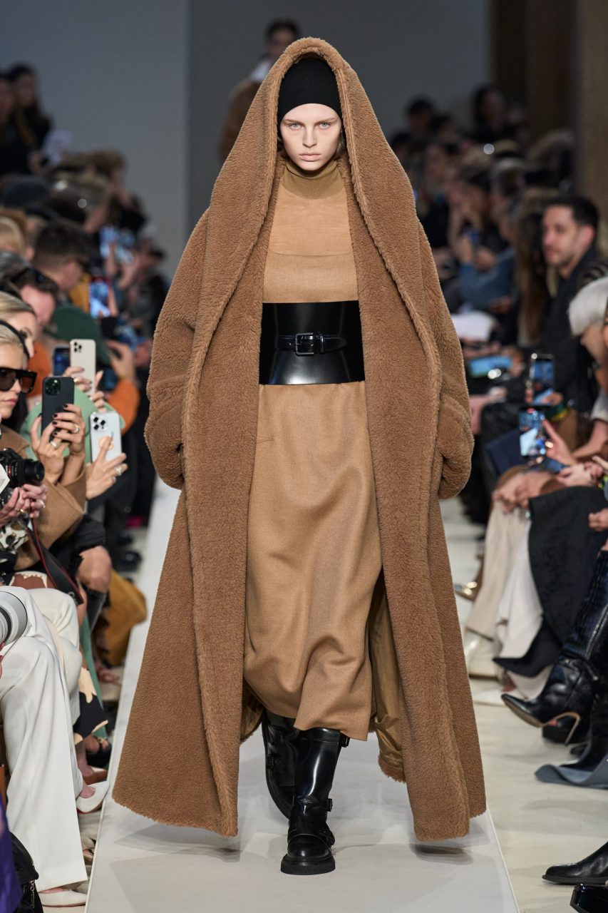 Max Mara 打造「駝色政治」穿越時空尋找貴族女科學家 Émilie du Châtelet 為繆思｜Fall / Winter 2023