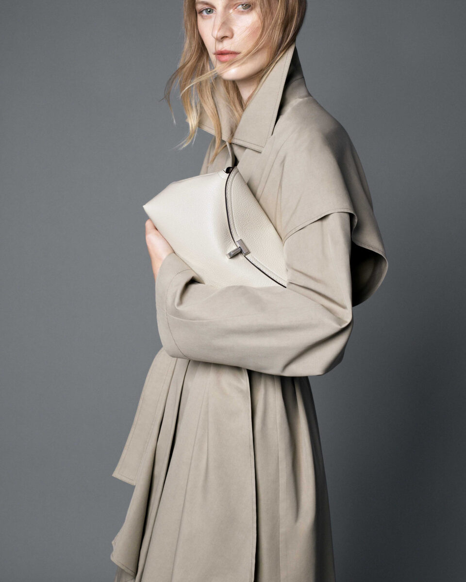 最值得投資的春夏衣櫥必備20件時尚單品！Gucci Horsebit 1953 Loafer、A.P.C. 米色風褸、Loewe Anagram 背心、The Row 芭蕾舞鞋⋯⋯