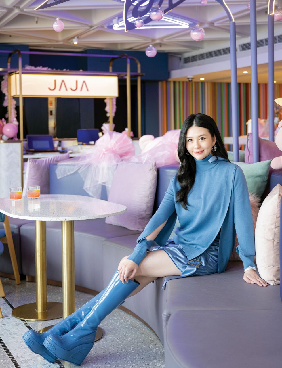 客席評審Ayla Sham
以蔚藍色裝扮現身美容大賞。

Top, skirt, earrings and boots, all Fendi.