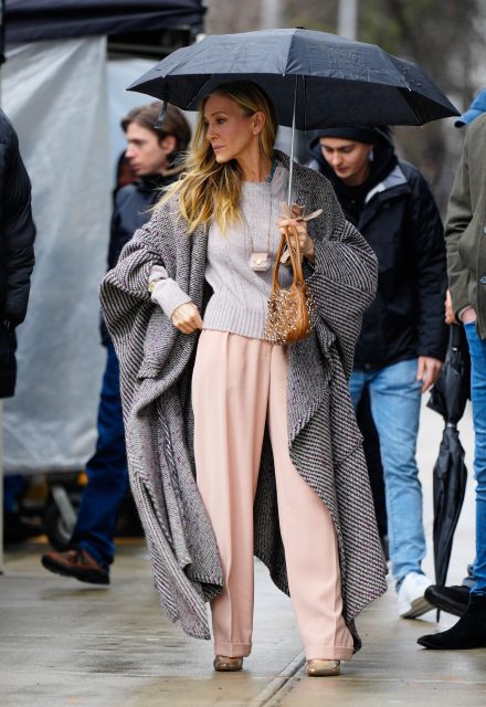 《And Just Like That…》的 Carrie Bradshaw 對 Fendi Baguette 手袋的熱愛已到達另一層次？