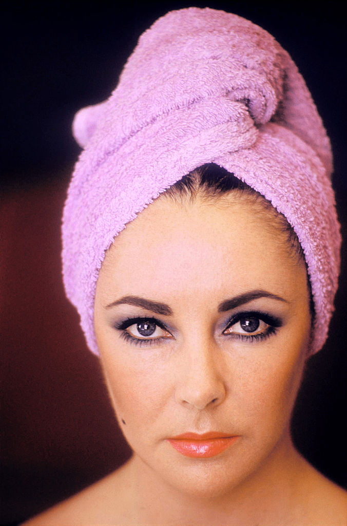化妝後要洗澡做出水潤妝感、首個推出個人香水的名人！Elizabeth Taylor 10個不為人知的美容「秘密」