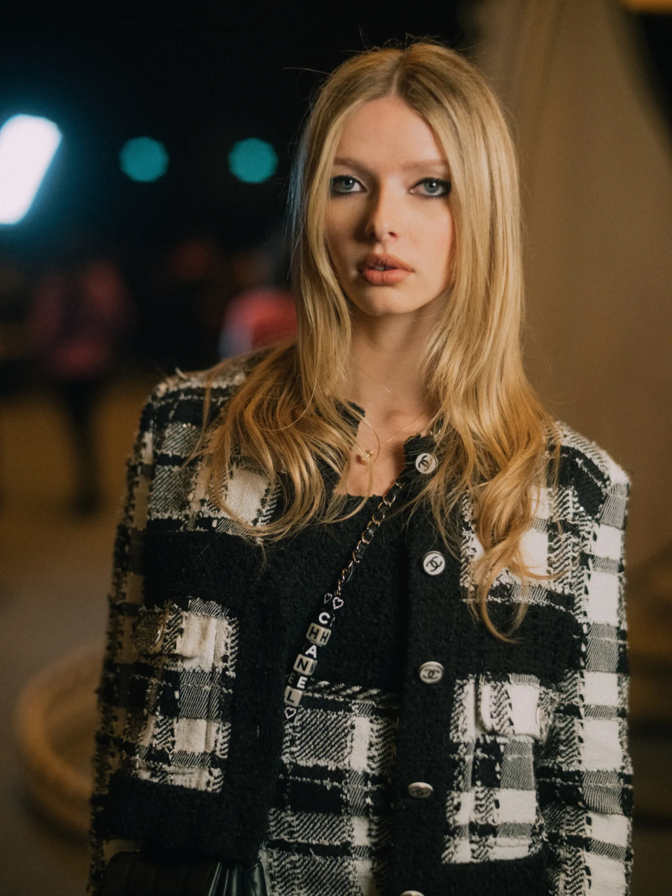Gwyneth Paltrow 女兒 Apple Martin 人生第一個時裝展便是看 Chanel 高級訂製系列！Karl Lagerfeld 生前欽點的 Chanel 女孩