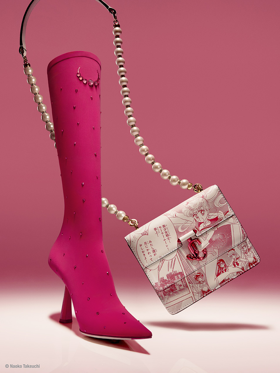 Jimmy Choo X 美少女戰士夢幻聯乘登場！水兵月水晶靴款、露娜手袋、漫畫印花設計滿滿都是亮點！