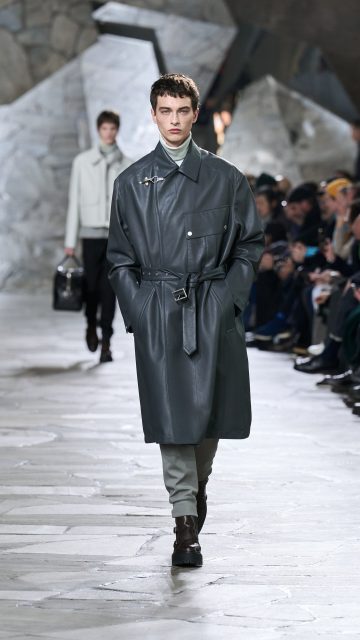 Hermès 為再次啟程的旅行者,創造精緻典雅的混搭魅力|Fall Winter 2023 Menswear