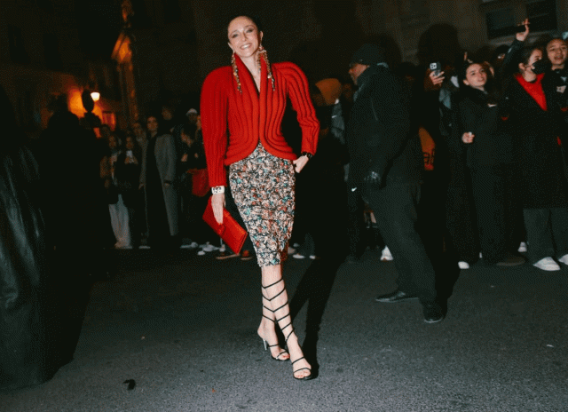 從 2023 春夏高訂時裝週街拍看 9 大潮流趨勢:紅色、電單車外套、絲襪、厚底鞋⋯⋯