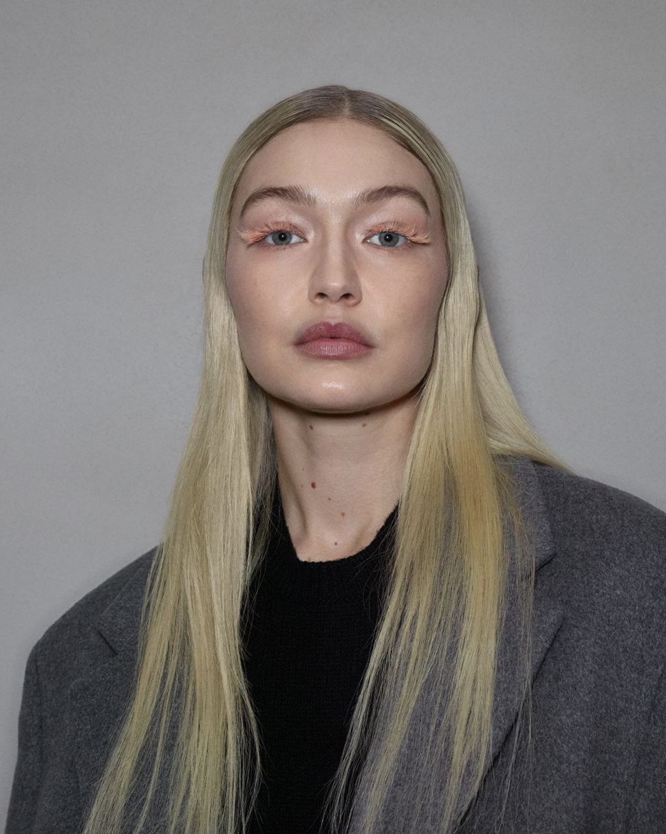 天使般的妝容：由Gigi Hadid、Kendall Jenner演繹Prada FW23的彩色羽毛睫毛