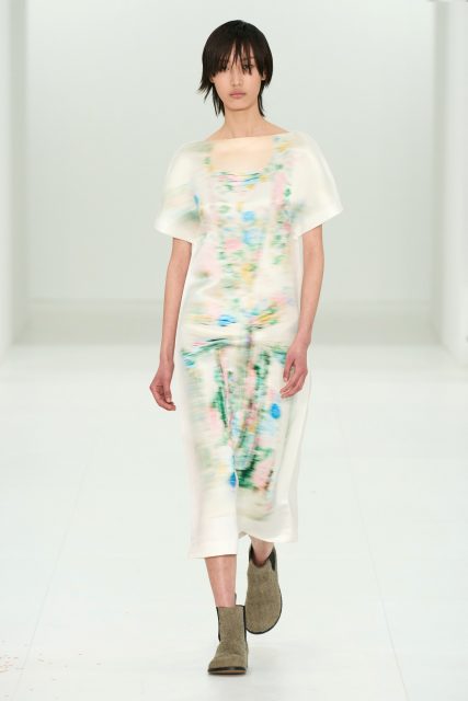 Loewe 化繁為簡的還原力量反映了時裝本質? | Fall / Winter 2023