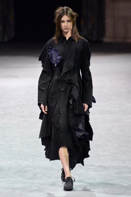 Yohji Yamamoto 用畢生追求不完美的美,創作一種音樂與時裝的共鳴 | Fall / Winter 2023