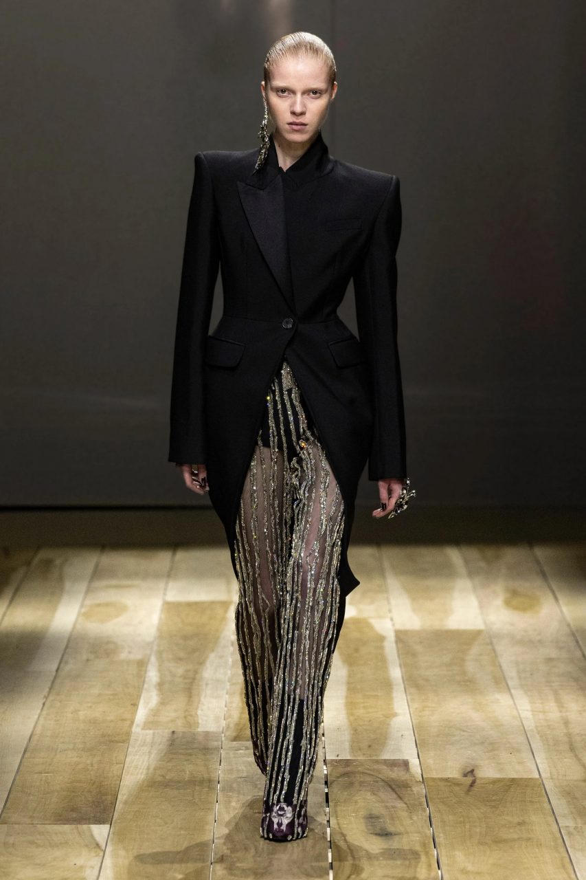 Alexander McQueen 重返巴黎，以精緻剪裁探索着性別與解剖學｜Fall / Winter 2023