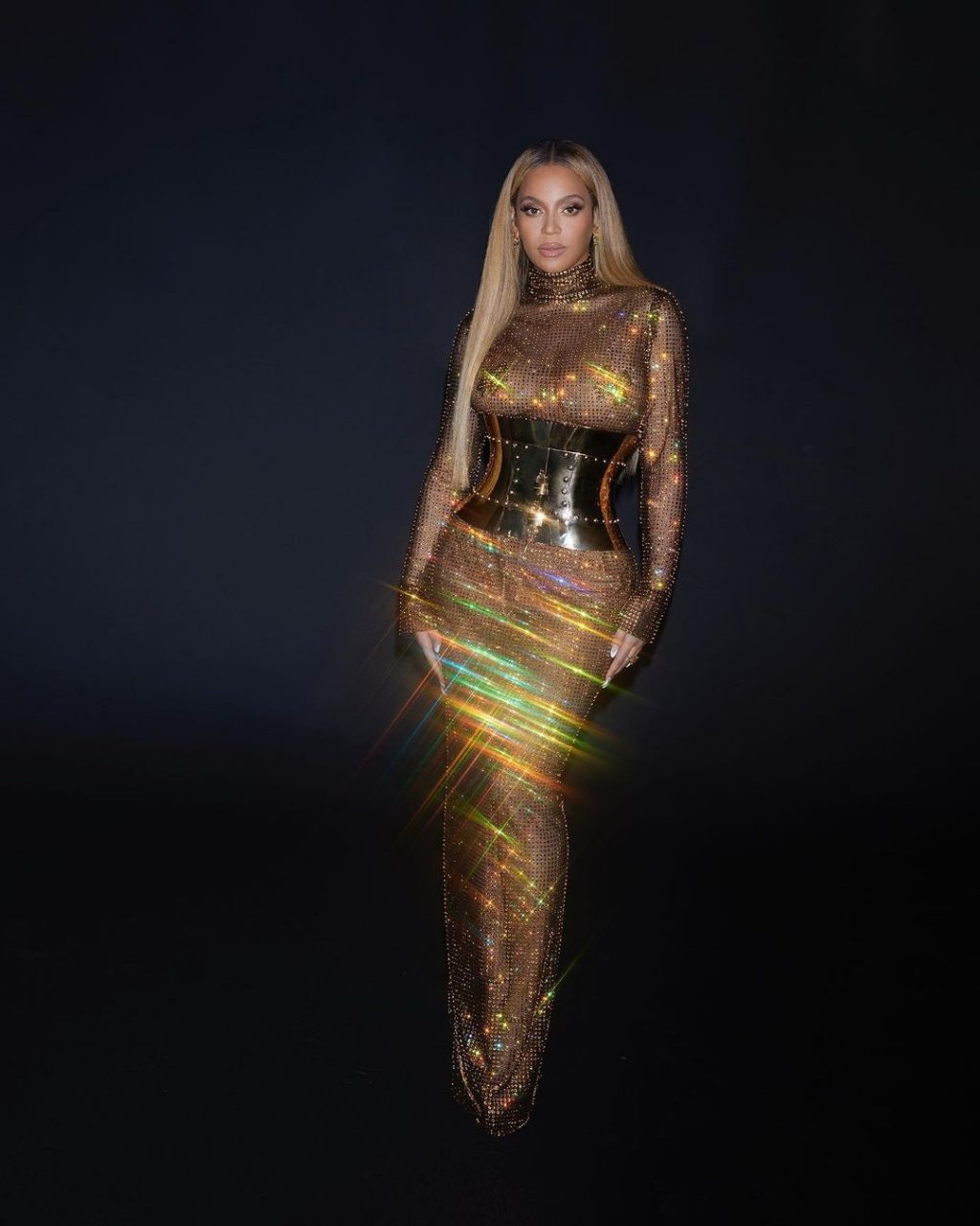Beyoncé 換上超閃晚裝亮相！令人聯想起她 16 年前的一套經典紅地毯造型？