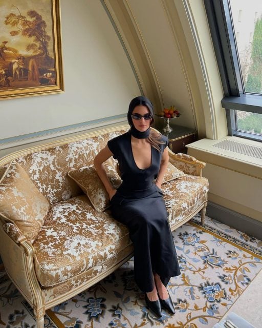 Kendall Jenner 以 The Row 極簡黑裙造型,打造出一種現代版 Audrey Hepburn 風格現身巴黎!
