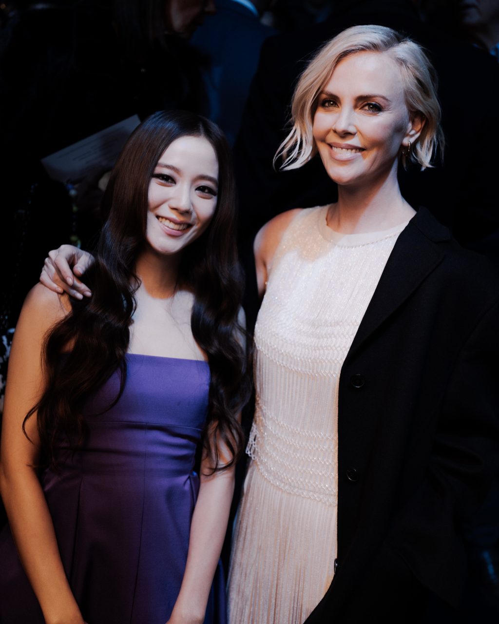 2023 秋冬時裝展上的時尚蹤影！BLACKPINK Jisoo穿上紫色仙女裙、宋慧喬與許光漢合影！精選時裝週最搶眼的名人造型！