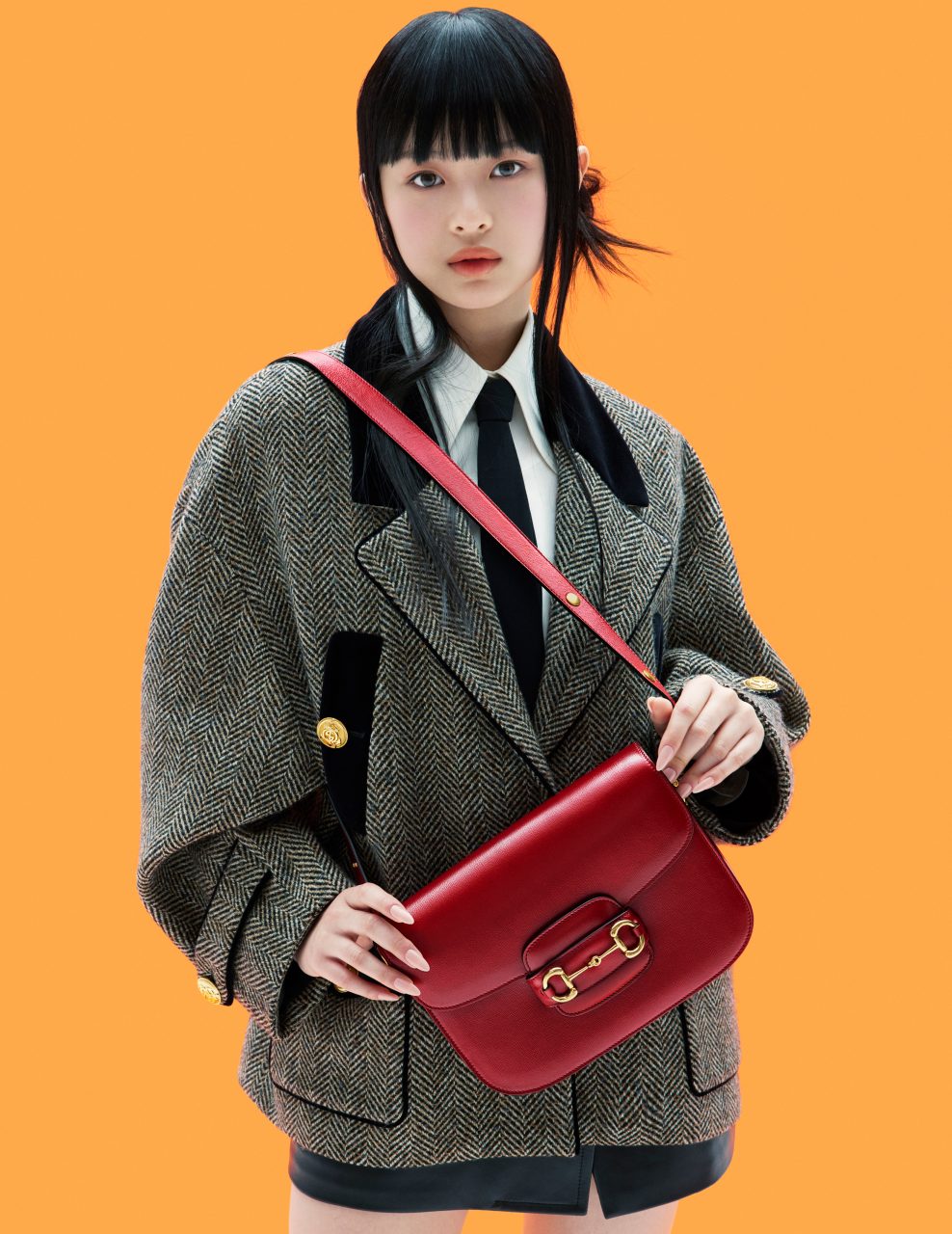 NewJeans 成員 Hanni 首度亮相全新 Gucci 形象廣告！親身演繹 Gucci Horsebit 1955 系列手袋經典款式