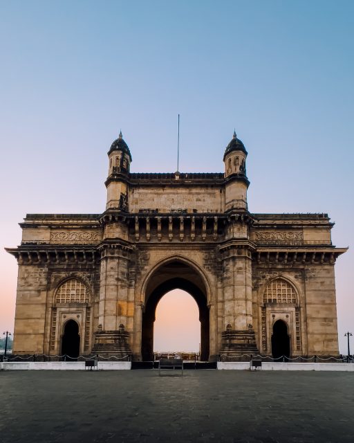 Dior 下一個目的地是印度孟買!女裝創意總監 Maria Grazia Chiuri 將 2023 早秋系列搬到歷史遺跡舉行!