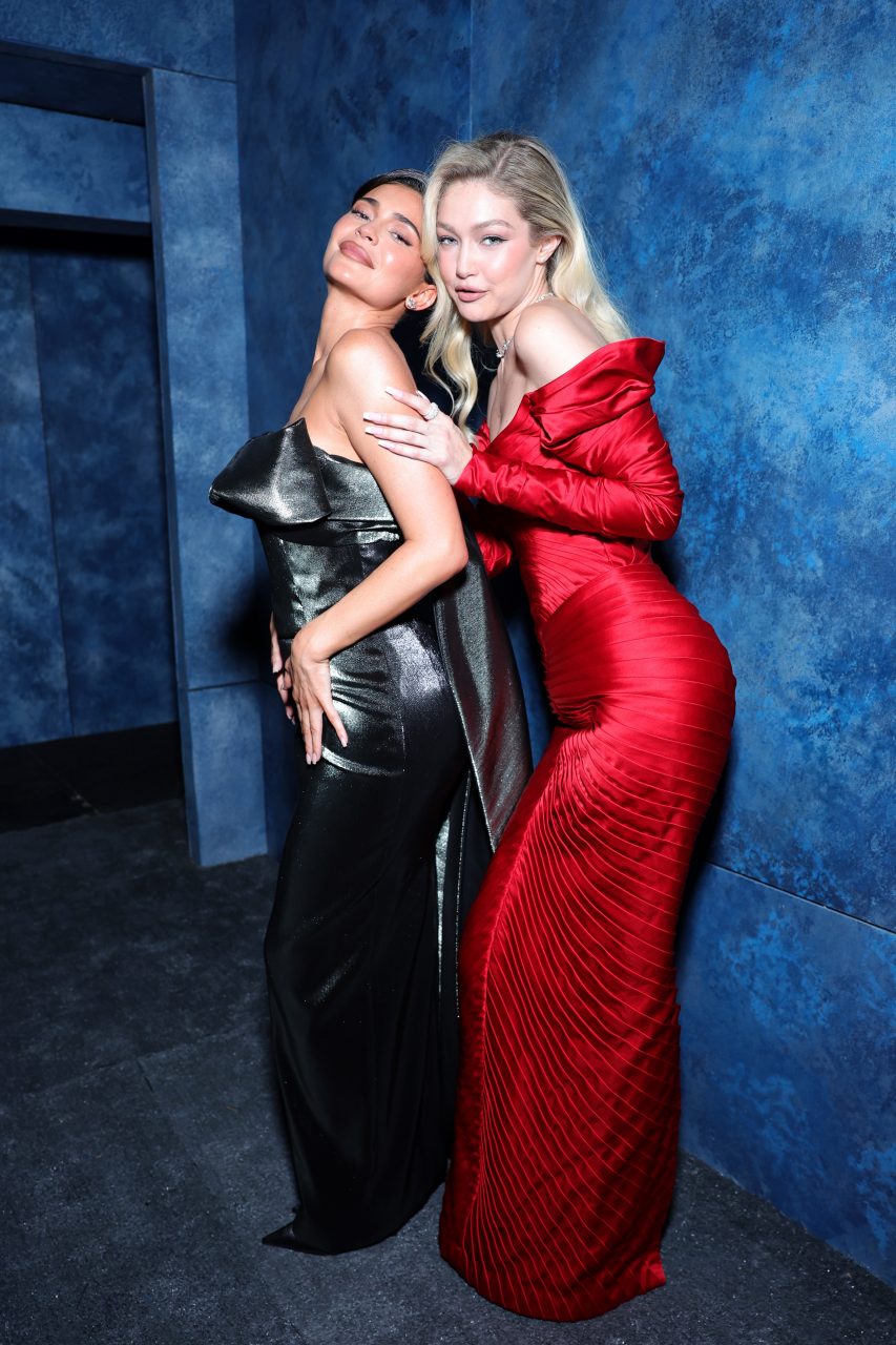 BEVERLY HILLS, CALIFORNIA - MARCH 12: EXCLUSIVE ACCESS, SPECIAL RATES APPLY. (L-R) Kylie Jenner and Gigi Hadid attend the 2023 Vanity Fair Oscar Party Hosted By Radhika Jones at Wallis Annenberg Center for the Performing Arts on March 12, 2023 in Beverly Hills, California. (Photo by Stefanie Keenan/VF23/WireImage for Vanity Fair)