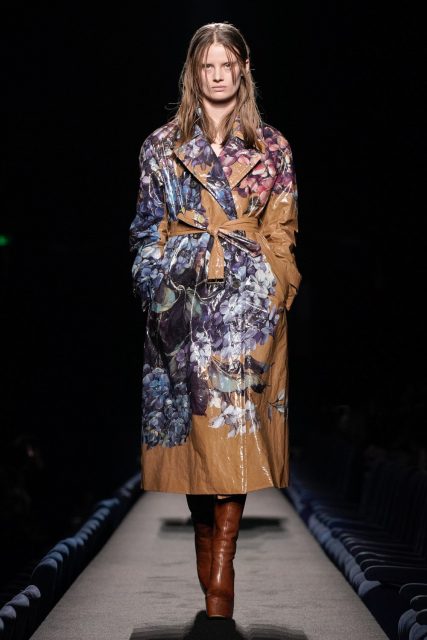 Dries Van Noten 向90 年代 grunge 精神致敬,打造簡約後花園美學風格| Fall / Winter 2023