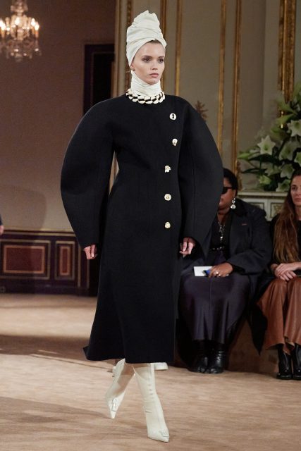 向品牌起源致敬!Daniel Roseberry 為 Schiaparelli 打造的首個成衣系列釋出 |Fall / Winter 2023