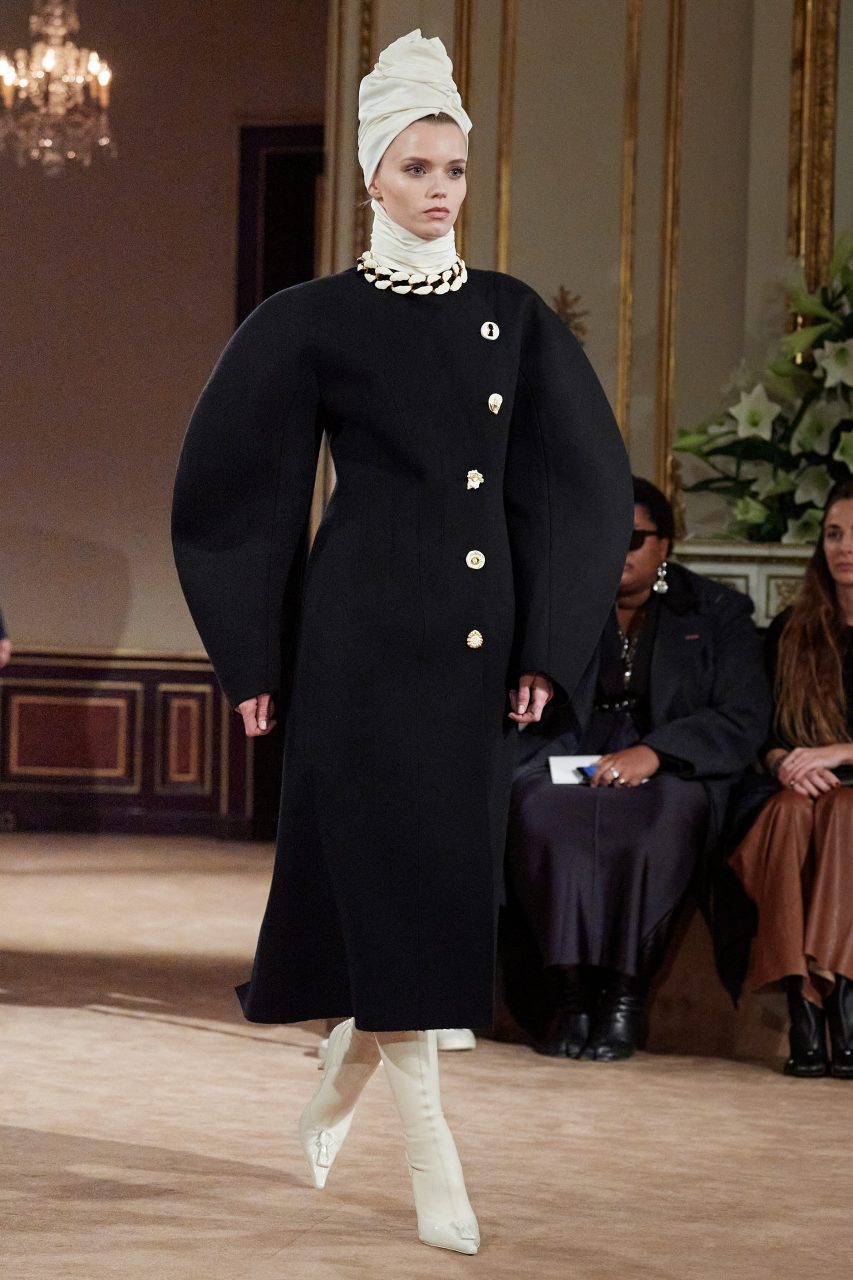 向品牌起源致敬！Daniel Roseberry 為 Schiaparelli 打造的首個成衣系列釋出 ｜Fall / Winter 2023