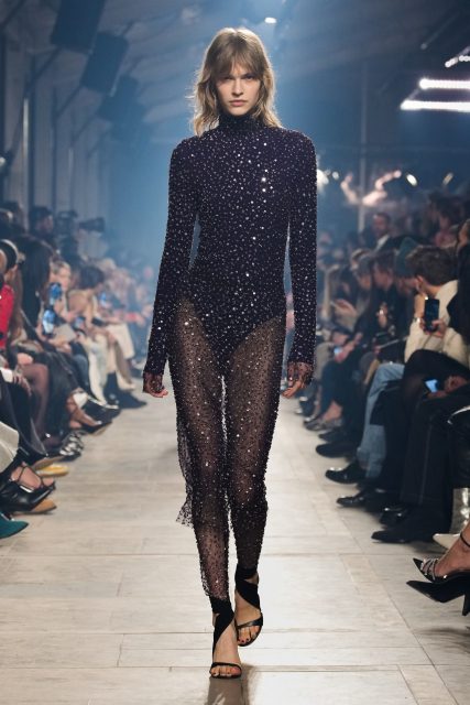 Isabel Marant 帶來秋冬的溫暖時尚氣息,打破常規的性感姿態|Fall / Winter 2023