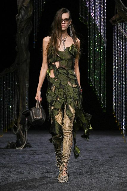 Acne Studios 逃離至瑞典冬日叢林,以枯枝敗葉化作衣裳呈現黑暗之美|Fall / Winter 2023