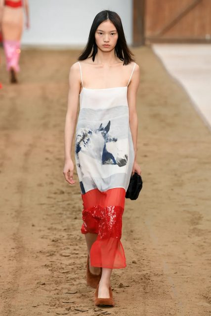 Stella McCartney 在白馬奔騰下感受「Horse Power」,以設計慶祝人與自然和諧共處 |Fall / Winter 2023