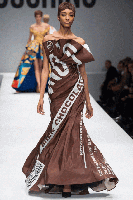 Jeremy Scott 離任 Moschino 創意總監一職:回顧他在 Moschino 十年期間曾打造的難忘時尚時刻!