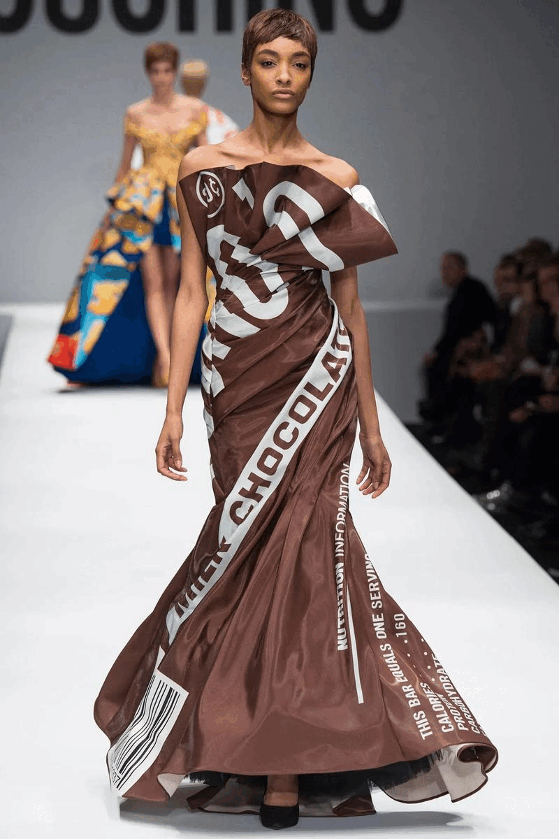 Jeremy Scott 離任 Moschino 創意總監一職：回顧他在 Moschino 十年期間曾打造的難忘時尚時刻！