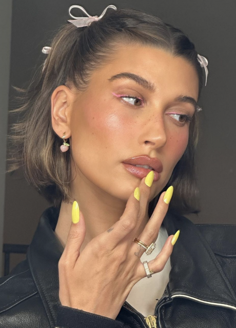 Hailey Bieber親自示範春日彩妝 從粉紅眼線到奶黃色指甲