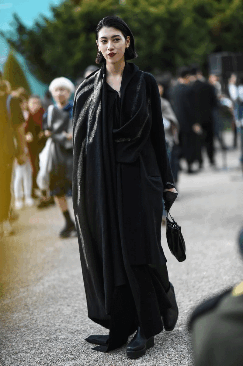 Style File：人氣日本演員、模特兒三吉彩花的衣櫥中可能最多的是這件單品？一起瞭解她性感又帥氣的時尚魅力！