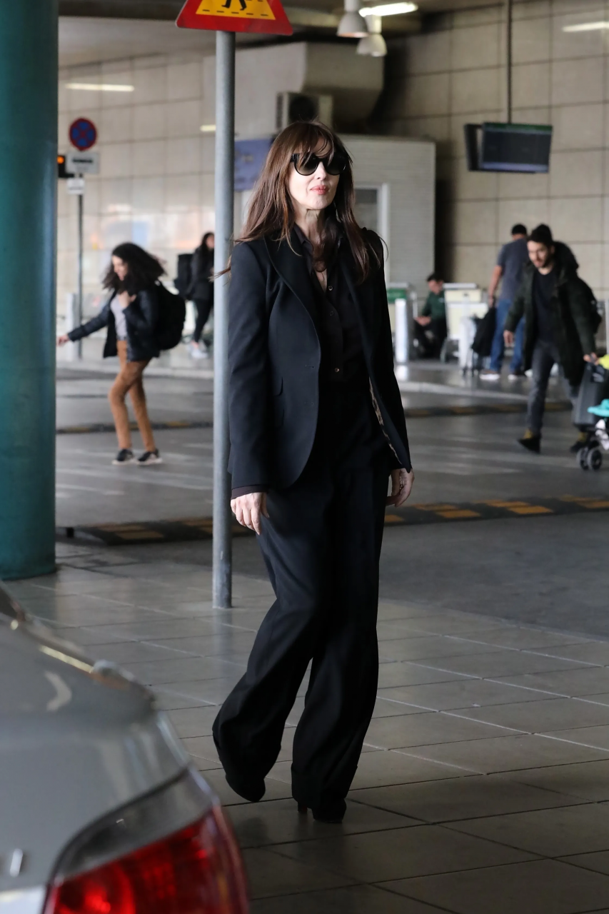 Monica Bellucci 就連機場造型也是黑色西裝！屬於 Monica 的時尚便是黑色「你的穿著方式是你表達自己的方式」