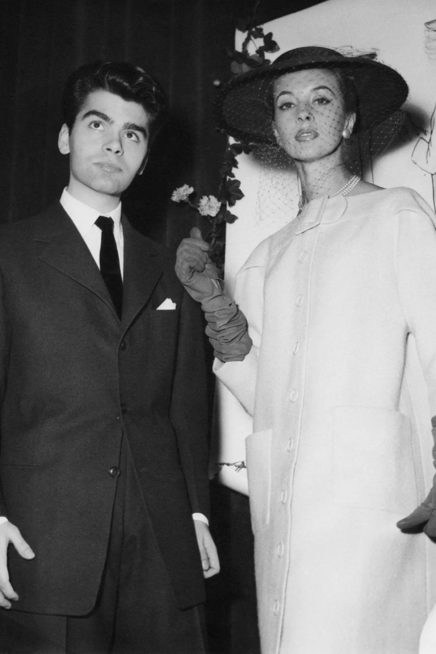 1/43
Karl Lagerfeld,1954 年在巴黎舉辦的國際羊毛標誌大獎冠軍,之後成為 Pierre Balmain 的助手。