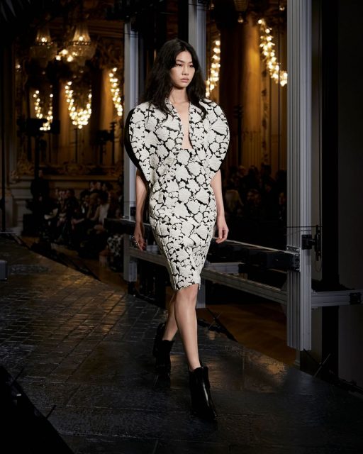 Louis Vuitton 在首爾漢江大橋上舉行 Pre-Fall 2023 時裝展,更邀來《魷魚遊戲》導演參與舞臺表演設計⋯⋯?