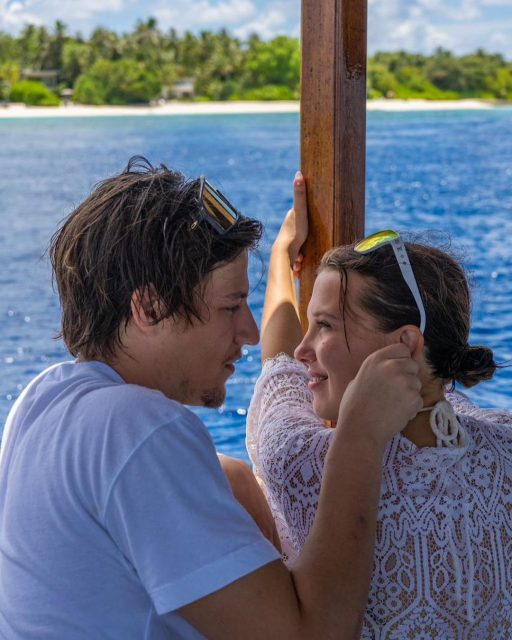Millie Bobby Brown已經訂婚!與未婚夫Jake Bongiovi甜蜜交往第三年修成正果