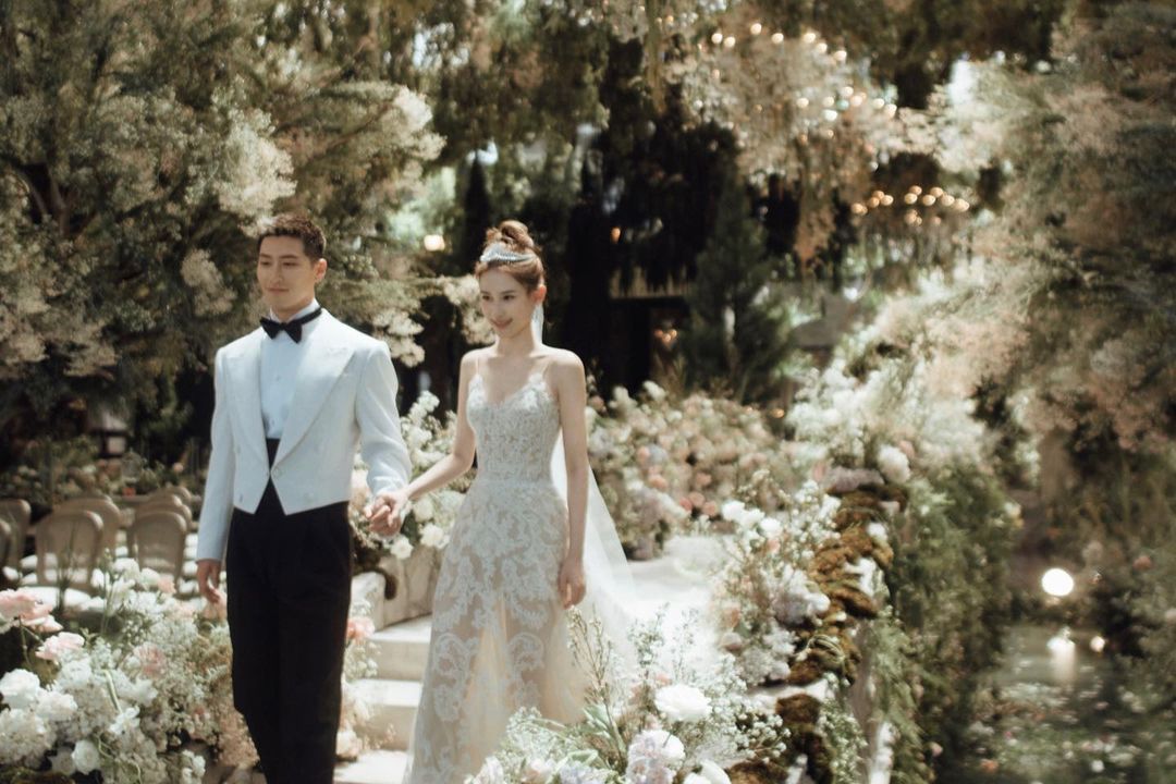 何超蓮與竇驍世紀婚禮｜Vera Wang婚紗，Roger Vivier 訂製婚鞋，Dior高訂珠寶⋯⋯還有哪些時尚亮點？